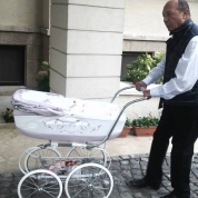 Traian Băsescu, la plimbare cu nepoata sa